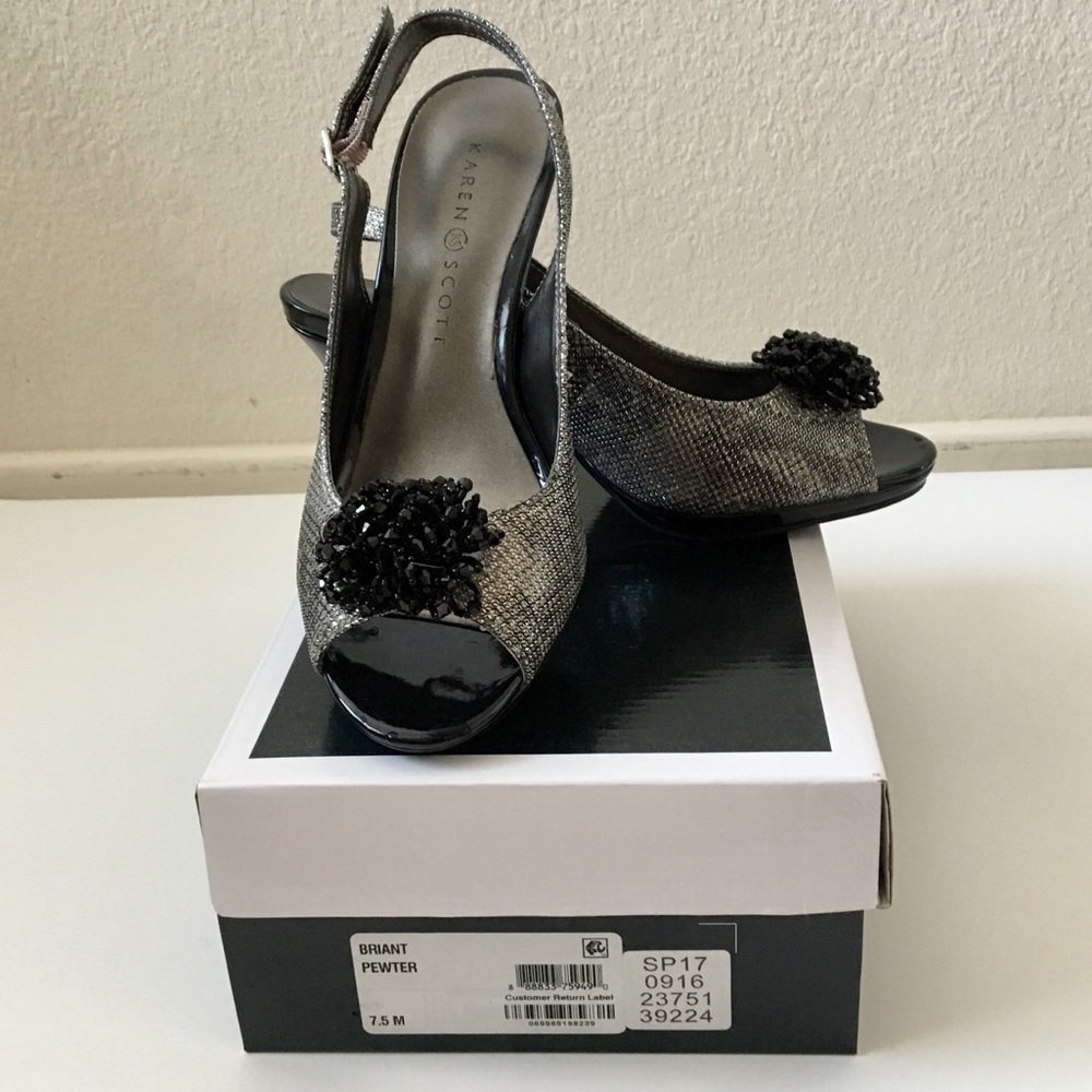 🎉NEW🎉. Karen Scott Embellished Peep-Toed Pump